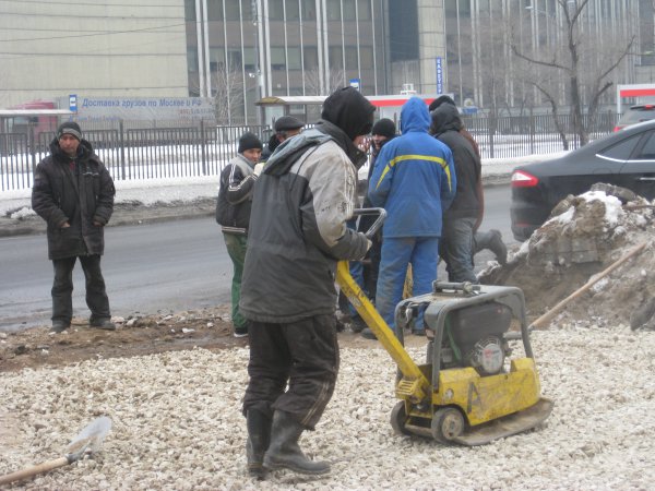 Лужков, уходя, сказал Собянину, что под одним из московских тротуаров зарыт клад (с) Лужков, уходя, сказал Собянину, что под одним из московских тротуаров зарыт клад (с)